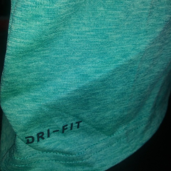 Nike Breath Polyester T-shirt. New size: L - Picture 3 of 5